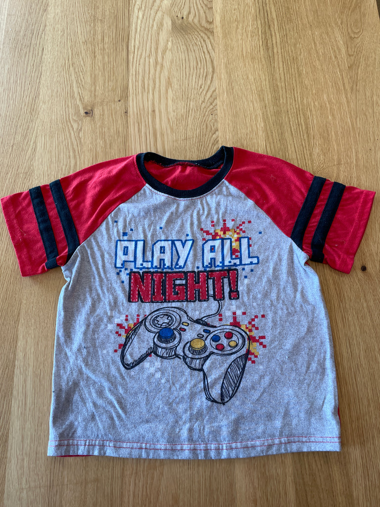 Haut de pyjama rouge et gris thème Gamer Play all night